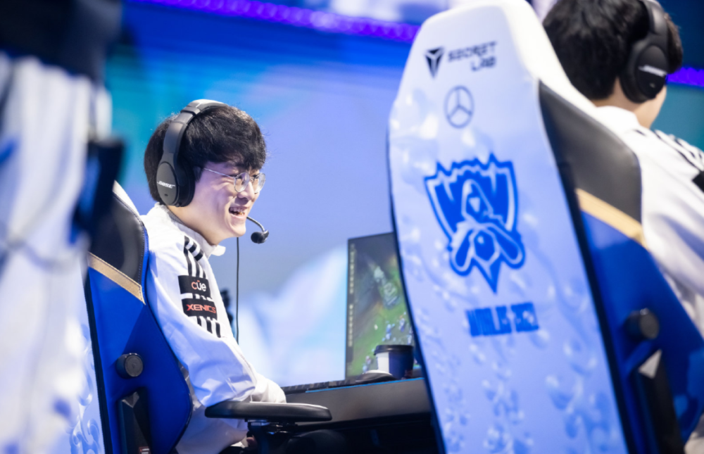  faker绷不住笑了 