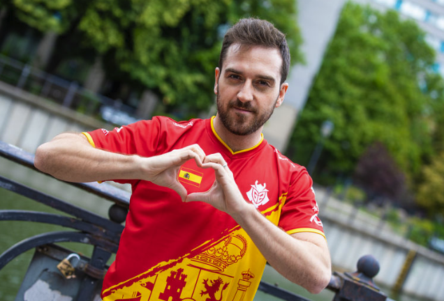  faker绷不住笑了 